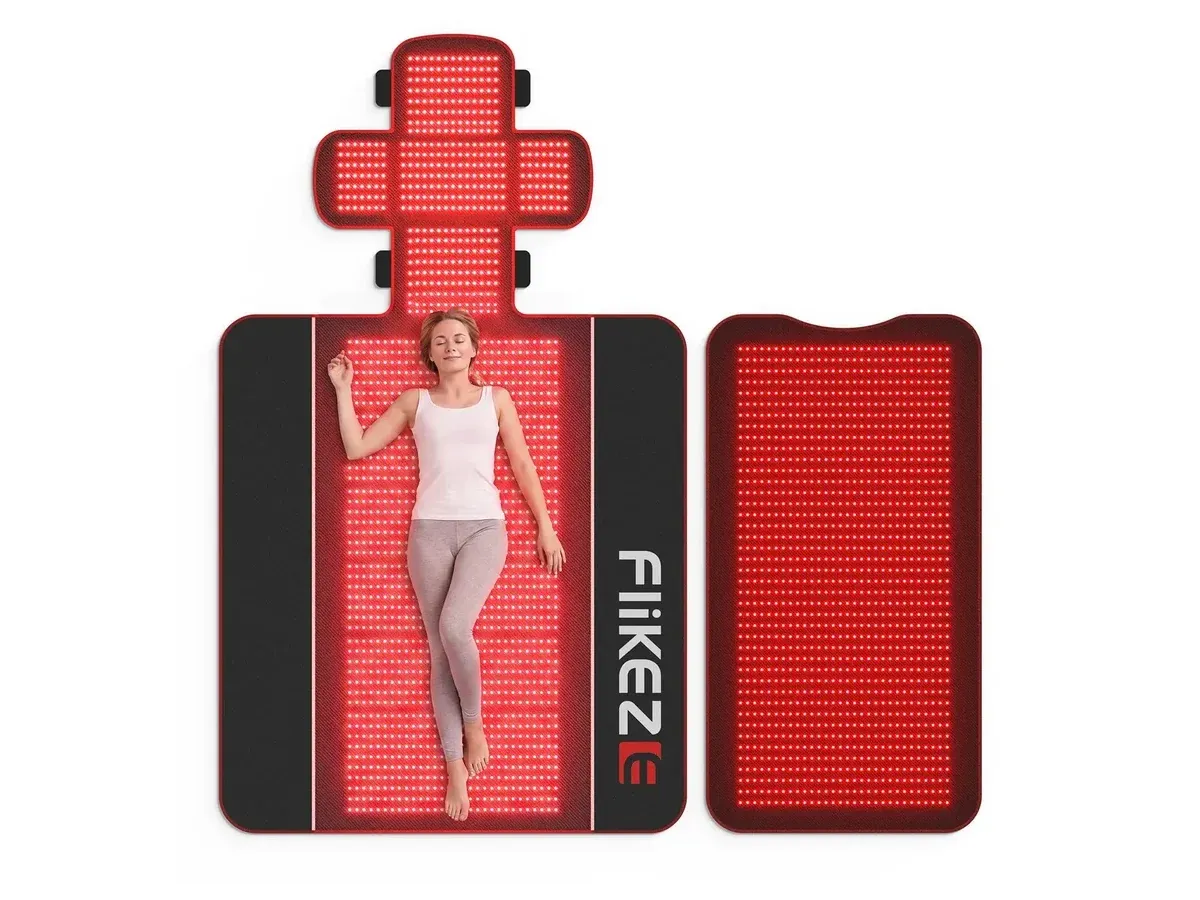 Imagen promocional de FliKEZE SpectraWrap S2 desplegada: panel negro y rojo con extensión para la cabeza, modelo para mostrar la escala y capa superior separada a la derecha.