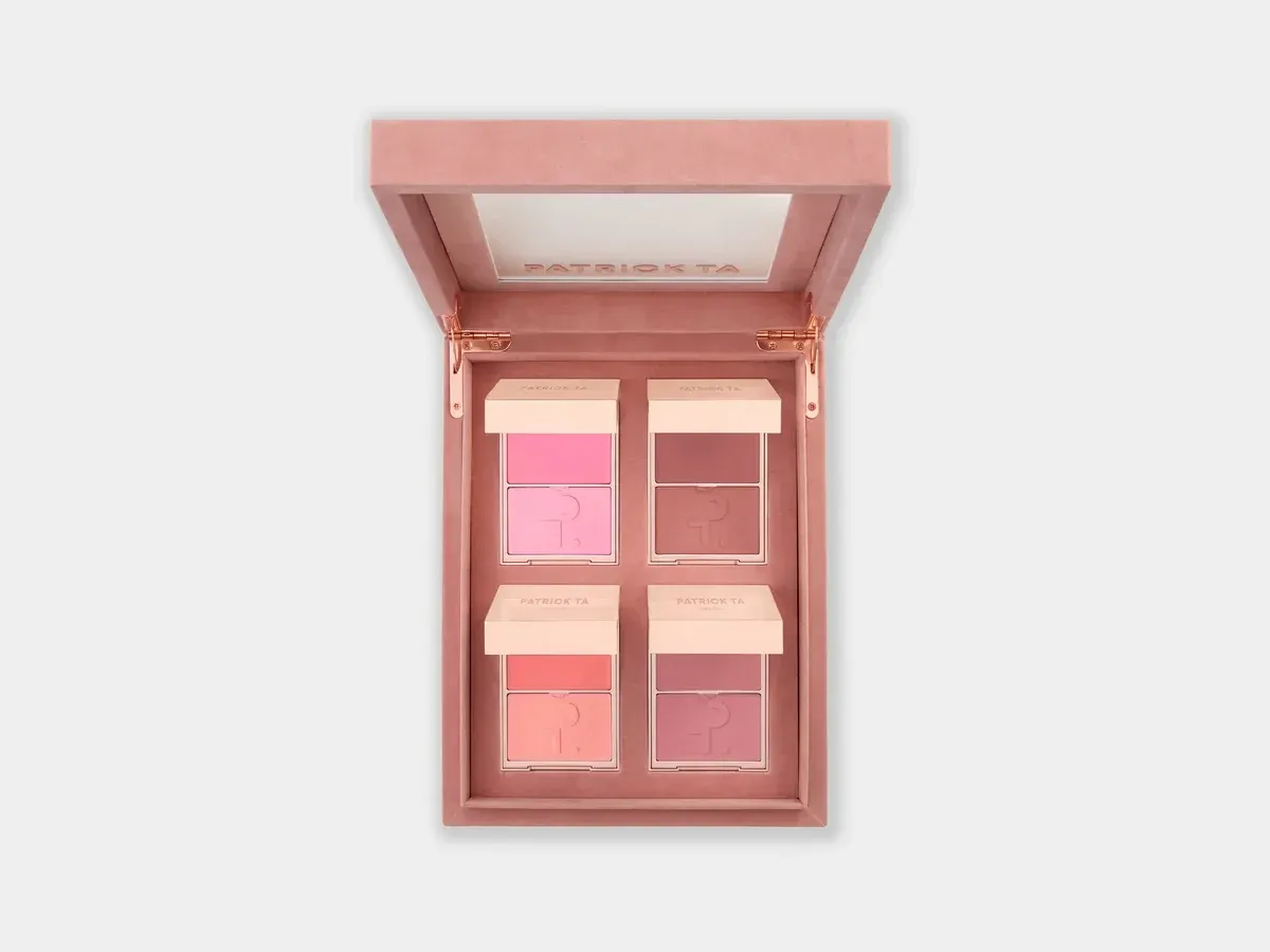 Patrick Ta Best of Blush Vault en Soft Flush: caja rosa abierta con espejo y cuatro dúos de colorete en crema y polvo.